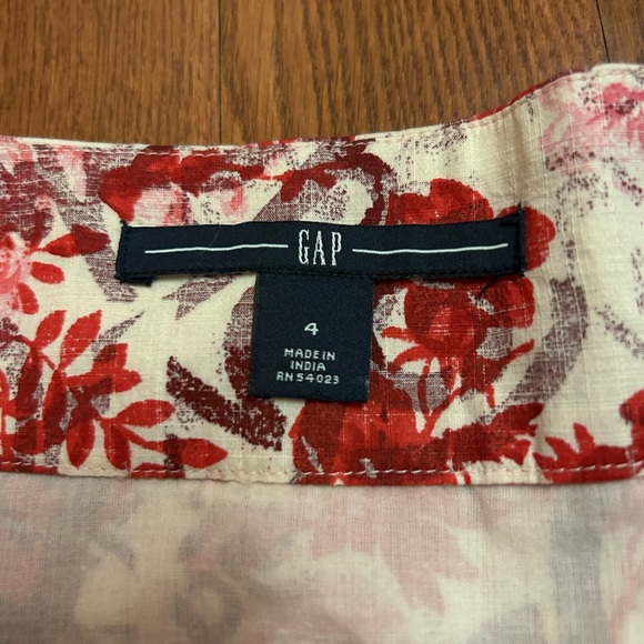 Beautiful flowery flared skirt. Size 4. Great summer look. - Picture 5 of 6